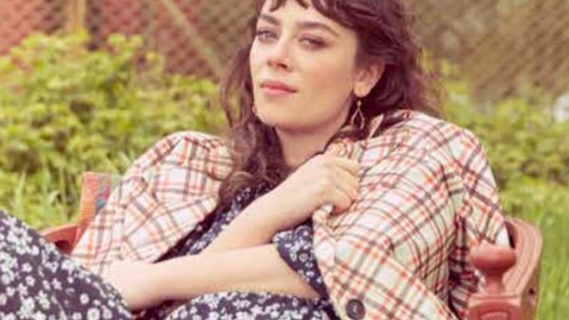 Demet Evgar'ı arı soktu