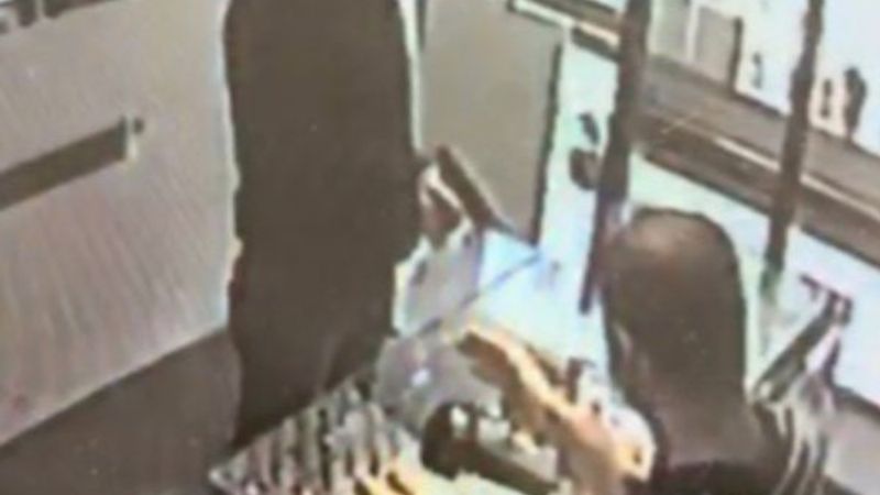 İzmir’de kuyumcu, hırsızı derdest edip polise teslim etti