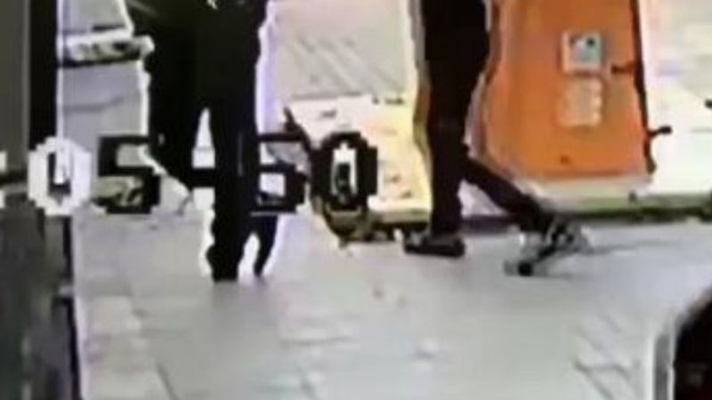 Pendik'te, cadde ortasında bıçaklı saldırı