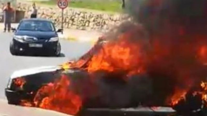 Antalya'da, alev topuna dönen otomobil