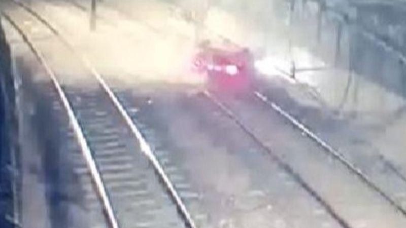 Bakırköy'de otomobil metro hattına düştü