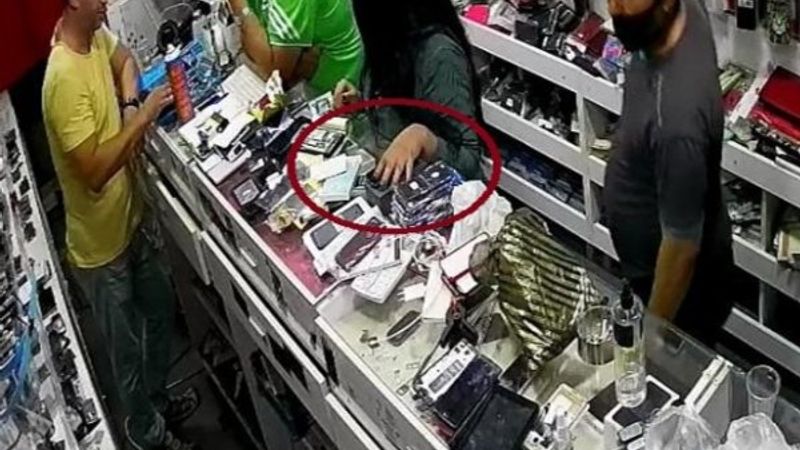 İzmir'de kaşla göz arasında telefon hırsızlığı