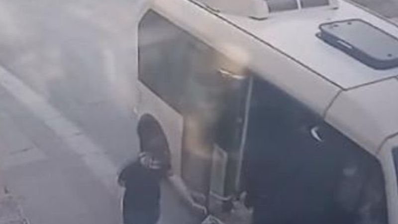 Gaziosmanpaşa'da bir kadın minibüsten düştü