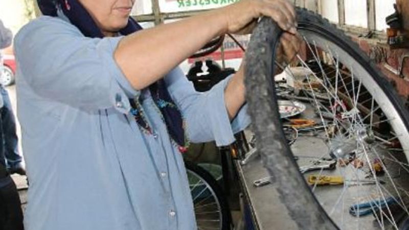 Bisiklet tamiri için oğluna yardımcı olan kadın usta oldu