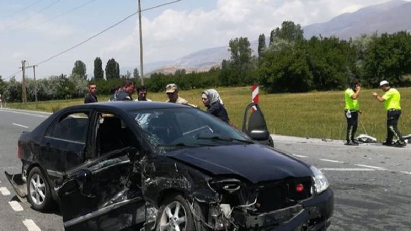 Erzincan'da iki araç çarpıştı: 10 yaralı
