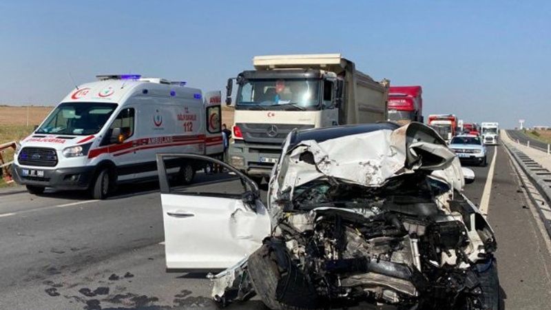 Aksaray'da otomobil traktöre çarptı: 1 ölü 3 yaralı