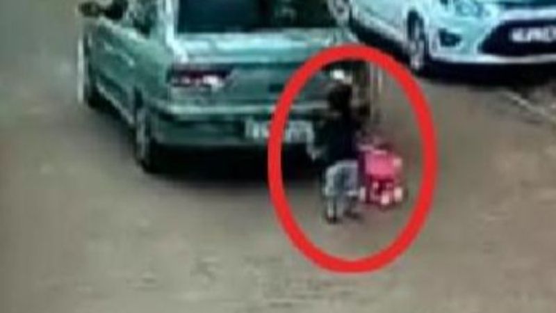 İzmir'de 3 yaşındaki çocuğa otomobil çarptı