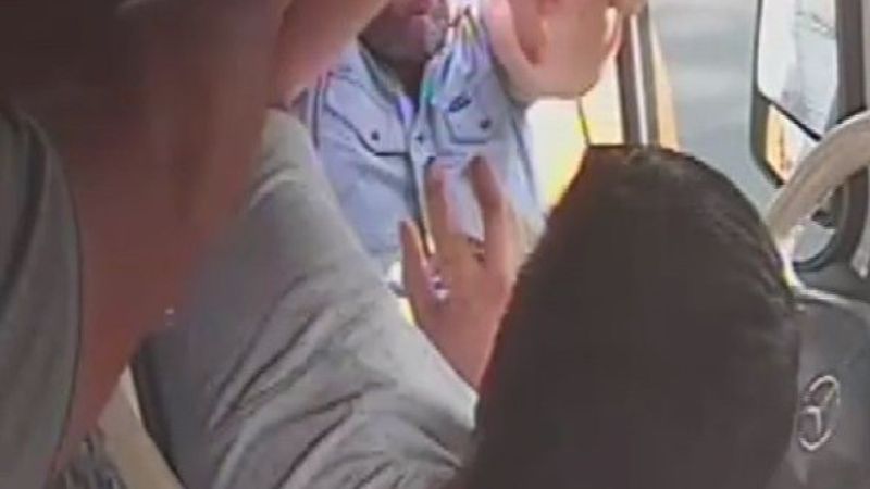 Mersin'de minibüsçülerin yolcu kavgası