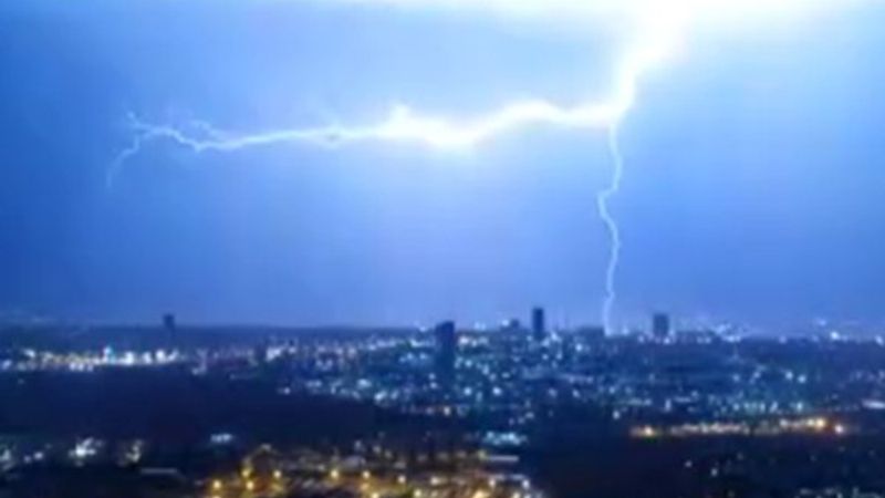 İstanbul'da şimşekler gökyüzünü aydınlattı