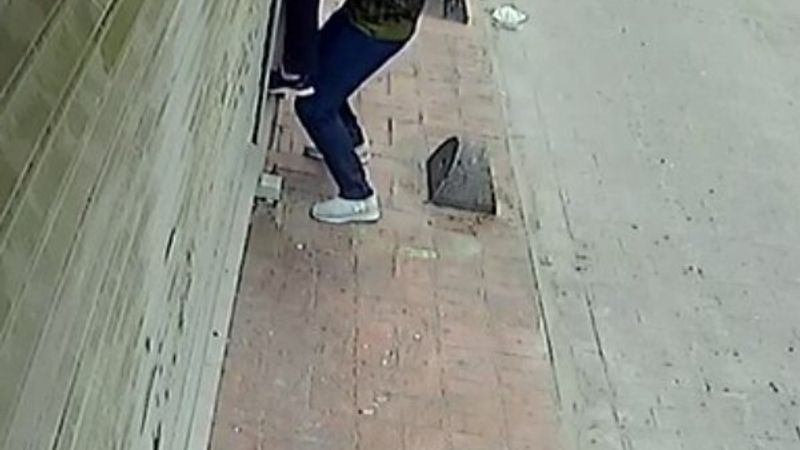 Beyoğlu'nda arkadaşının sırtına basarak eve girdi