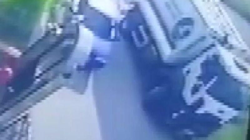 Bursa'da, çöp kamyonu anne ve kızını ezdi