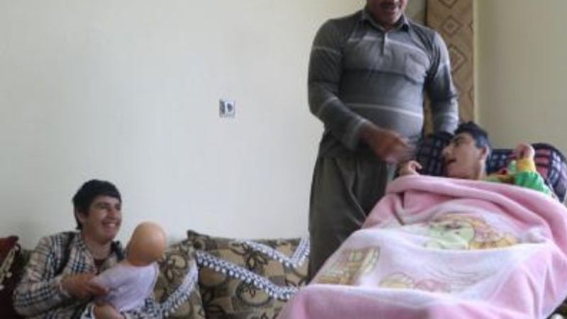 Hakkari'de engelli 4 çocuğuna gözü gibi bakıyor