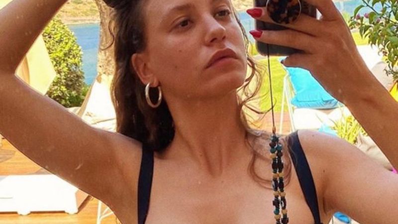 Serenay Sarıkaya'dan ayna pozları