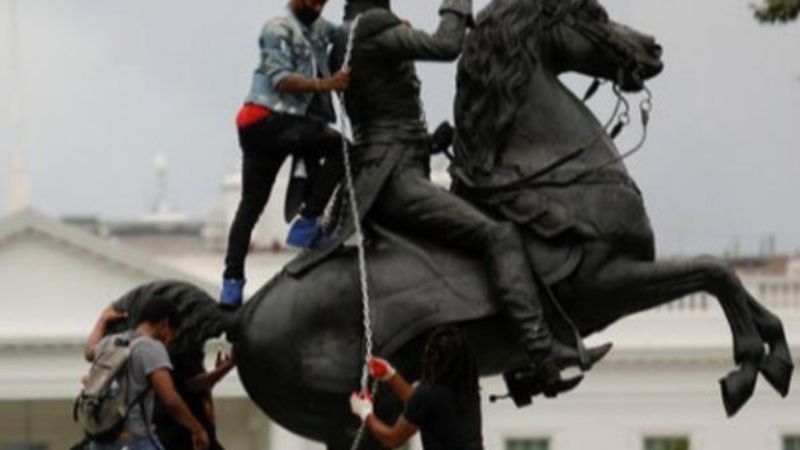 Trump'tan ırkçılık heykellerini yıkanlara tehdit