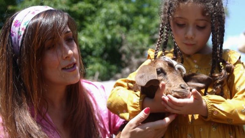 Kızlarının mutluluğu için İstanbul'dan köye taşındılar