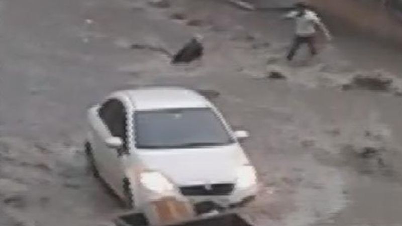 İstanbul'da suya kapılan kadının kurtarılma anı