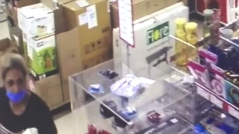 Bolu'da market reyonundan telefon çalan kadın