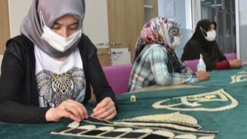 Sivas'ta ay yıldızlı caminin süslemesini kadınlar yaptı