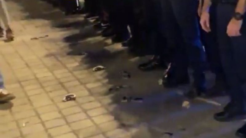 Fransız polisler, kelepçeleri yere attı