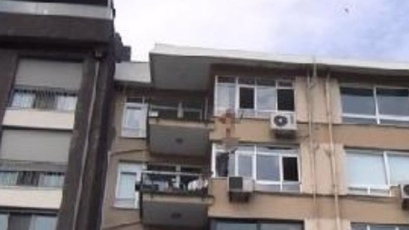 Kadıköy'de balkona çıkan kadın intihara kalkıştı