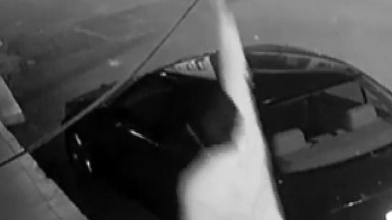 Sancaktepe'de halı çalan hırsız kameraya yansıdı