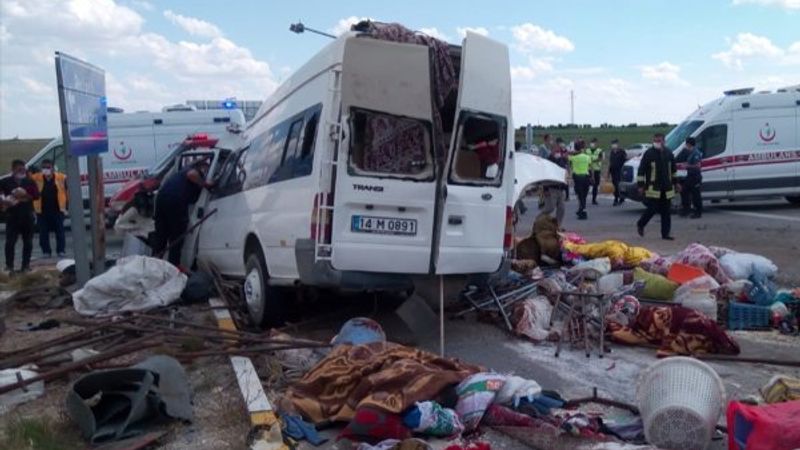 Konya'da minibüs ile tır çarpıştı: 7 ölü
