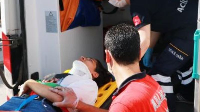 Adana'da sınava yetişmeye çalışırken kaza geçirdiler