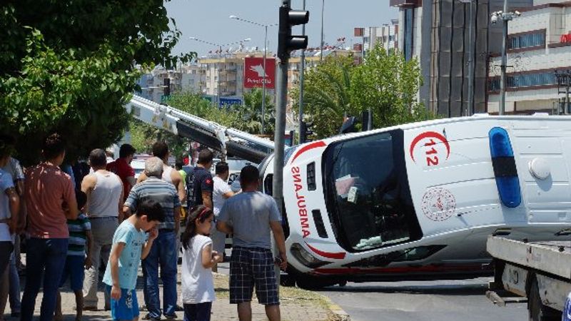 Aydın'da otomobil ile ambulans çarpıştı: 6 yaralı