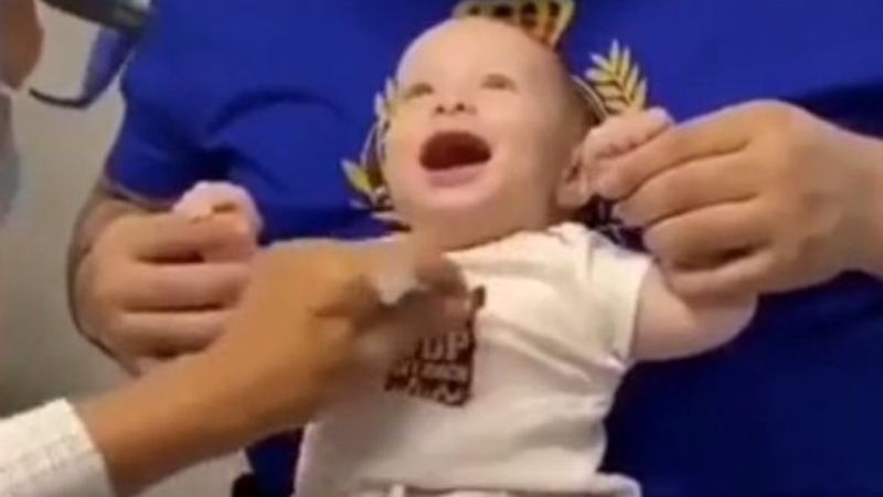 İğne öncesinde bebeğin dikkatini dağıtmayı başaran doktor