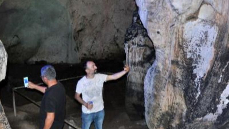 Yalan Dünya Mağarası'nın duvarlarına çizik attılar