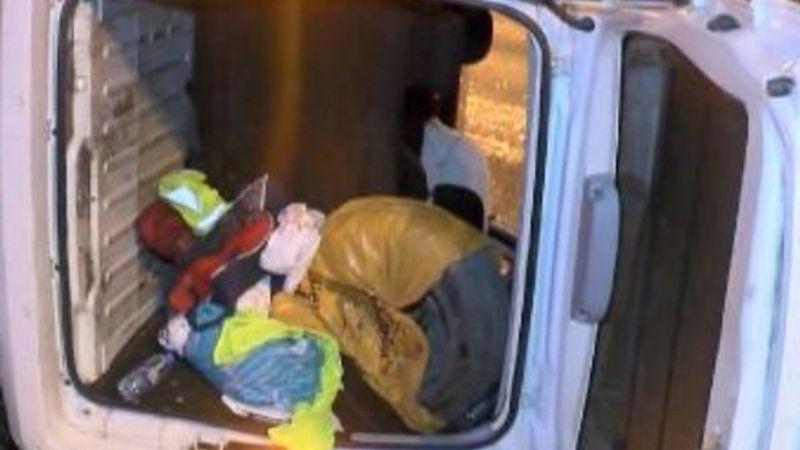 Beylikdüzü'nde ticari araç takla attı