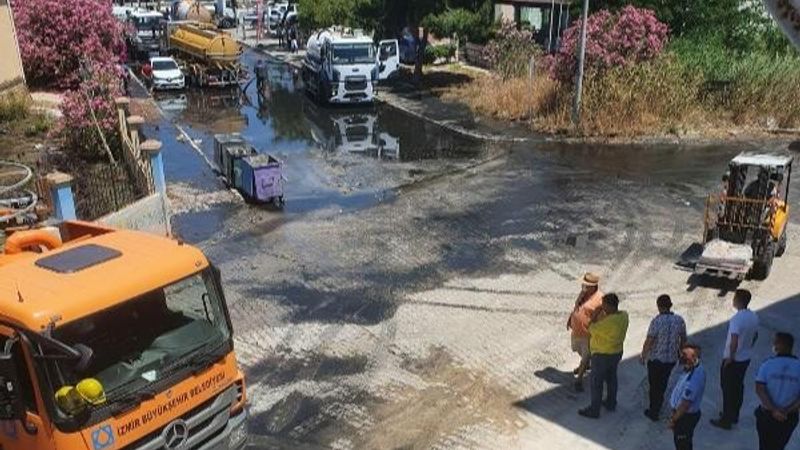 Çeşme'de atık su borusu patladı
