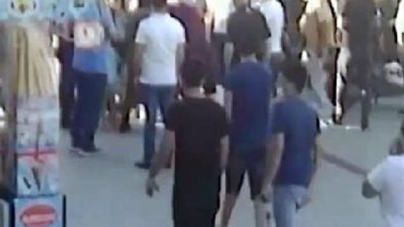 Esenyurt'ta annesi ile yürüyen çocuğa motosiklet çarptı