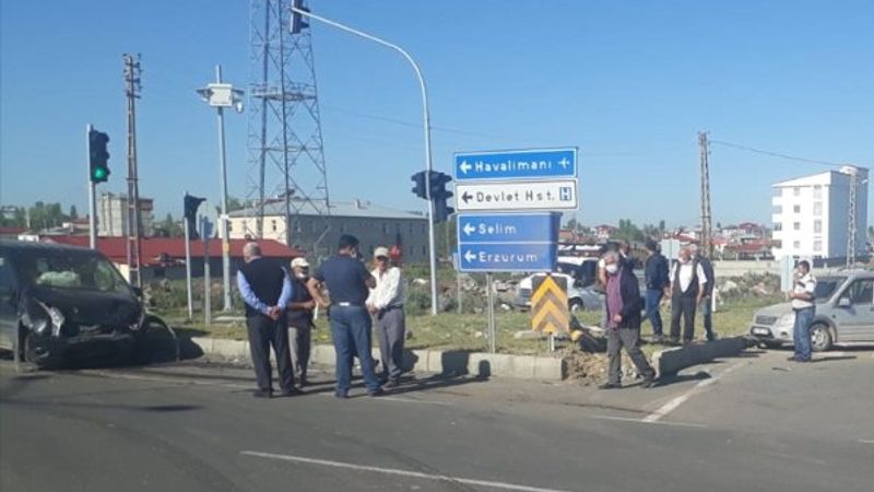Kars'ta otomobil kazası: 1 aylık bebek öldü, 6 yaralı