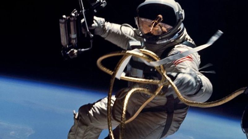 NASA astronotu uzay yürüyüşünde aynasını düşürdü