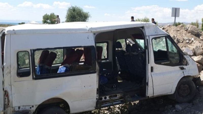 Van'da yolcu minibüsü devrildi: 14 yaralı