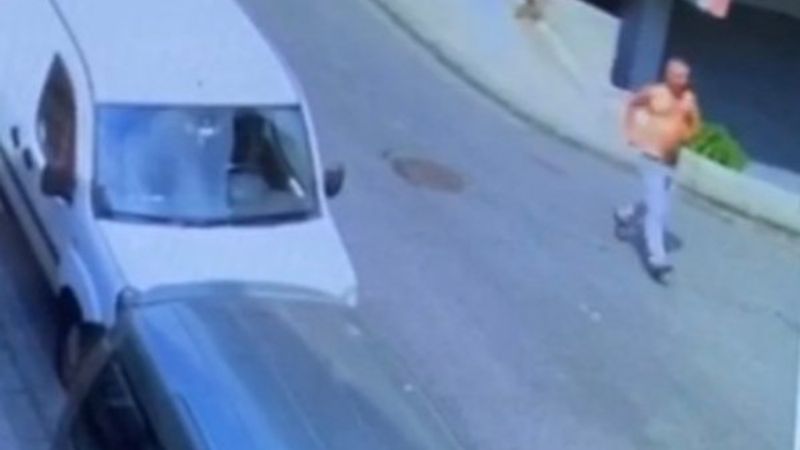 İstanbul'da kapkaçı görünce yarı çıplak önlemeye çalıştı