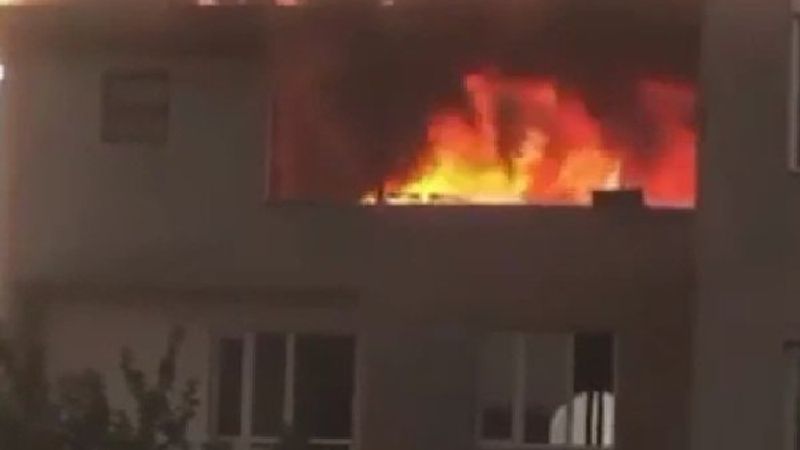 İzmir'de 4 katlı binanın çatı katı yandı