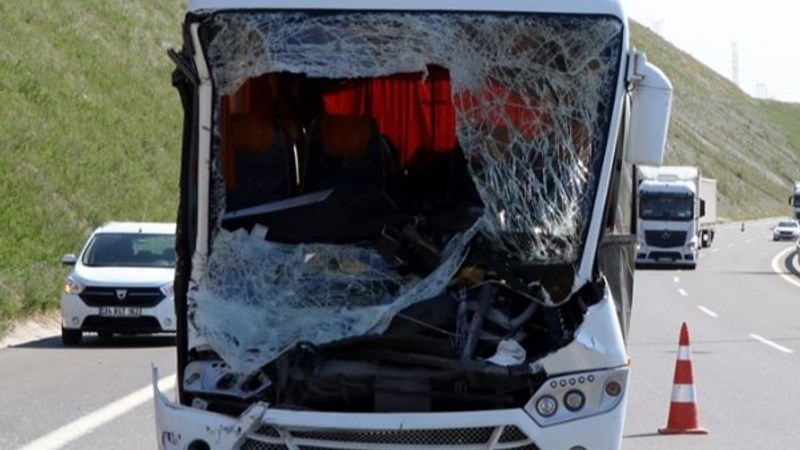 Kocaeli'de işçi servisi ile kamyon çarpıştı: 13 yaralı