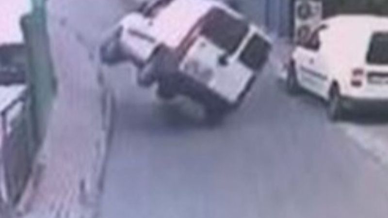 Şişli'de kaldırıma çarpan araç devrildi