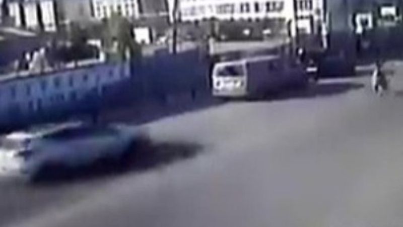 Yolun karşısına geçmeye çalışan yayaya otomobil çarptı