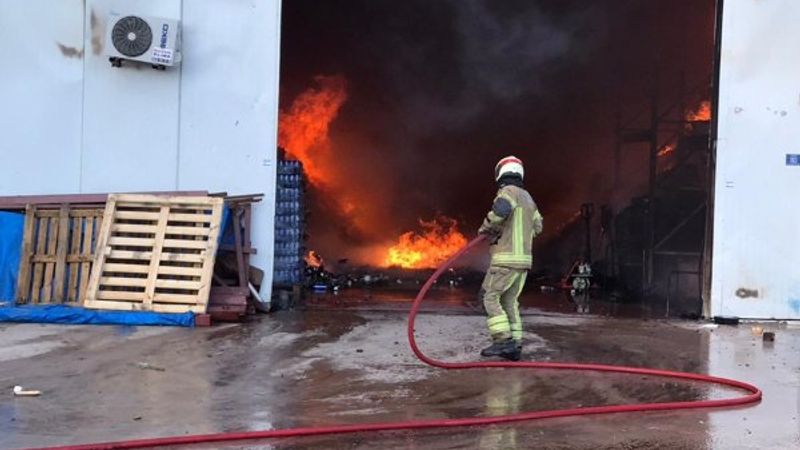 Bursa'da bitişik 3 depoda yangın çıktı