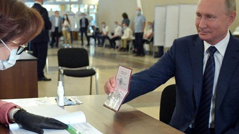 Putin, anayasa değişikliğini oyladı