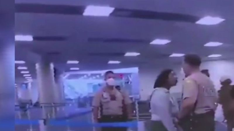 ABD’de polis siyahi kadına yumruk attı