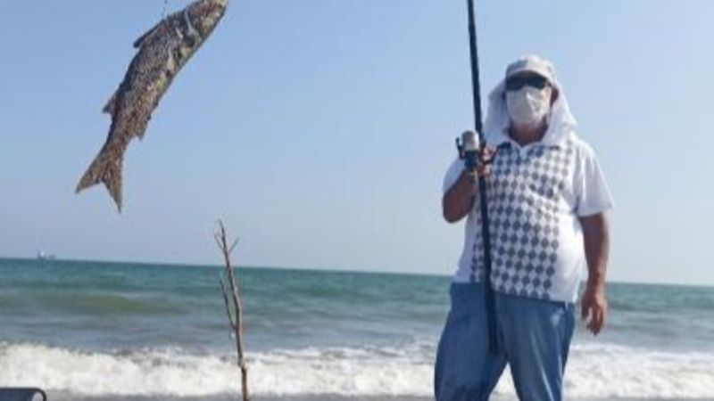 Mersin'de vatandaş sosyal mesafeli balık avına çıktı