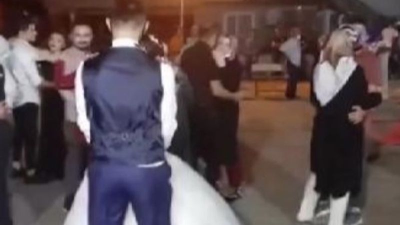 Bartın'da köy düğününde sosyal mesafe unutuldu