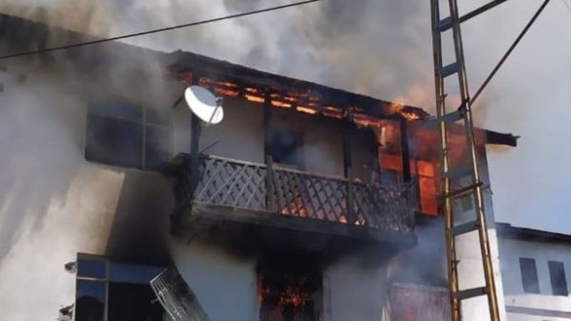 Evi yanan 96 yaşındaki Rukiye Nine'yi komşuları kurtardı