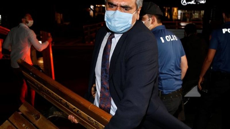 Ankara'da CHP'li vekiller baro eylemine bank taşıdı