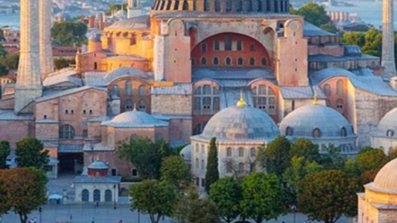 Fransa: Ayasofya herkese açık kalmalı