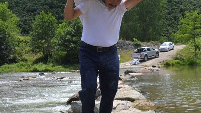 Ordu'da yolu olmayan eve kayalardan yol yaptı